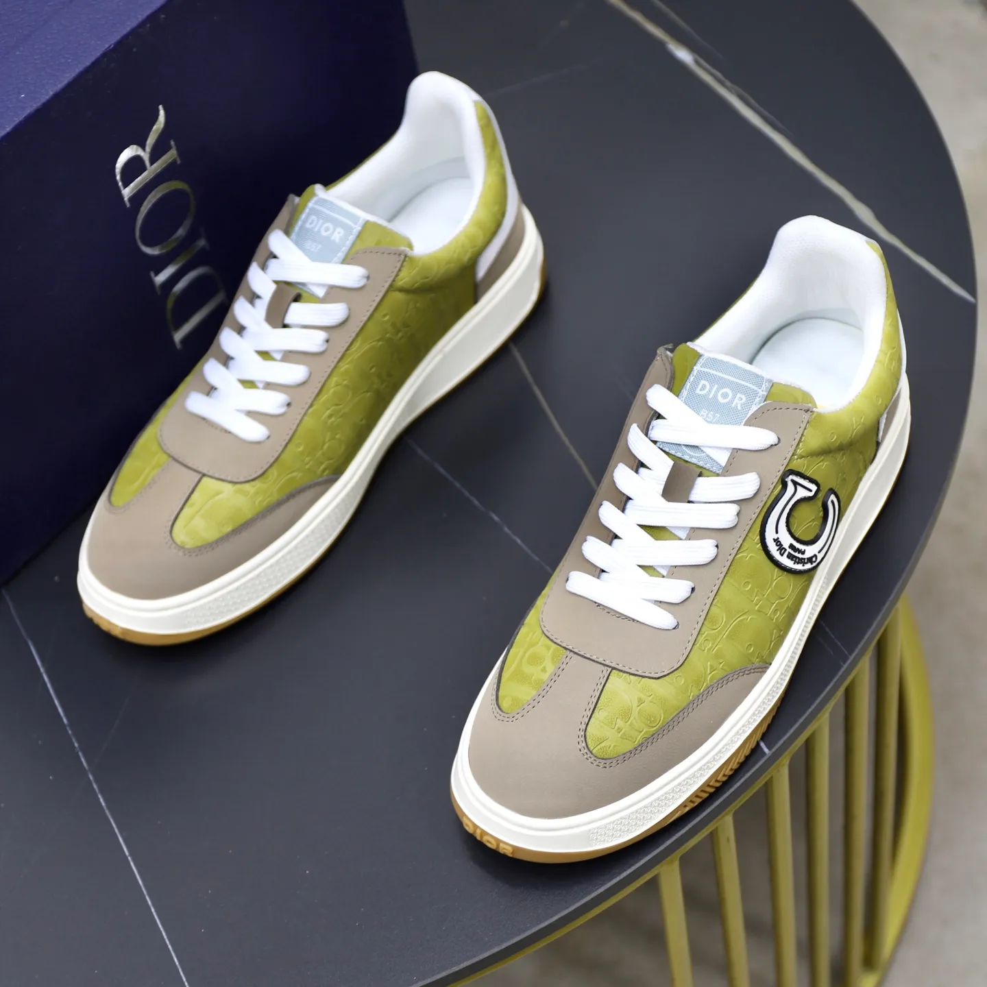 Ex-factory price: 400💰🙅‍♂️🙅‍♂️🙅‍♂️ Brand: Dior DIOR Standard code: 38-44 (45 customized) Grade: Same as the official website Material: Original cowhide material spliced with brand cloth Comfortable and breathable lining Lightweight and wear-resistant sports outsole Style category: Men's fashion casual shoes Running sports shoes Distinguished luxury brand elements Top luxury color: actual picture color